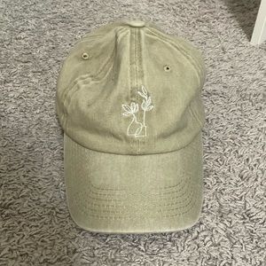 Beige baseball cap with white flower decal